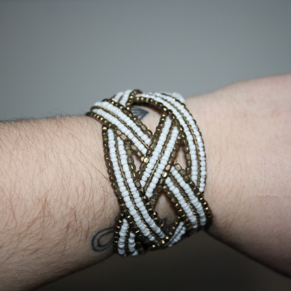 White and gold cuff bracelet - Picture 4 of 4